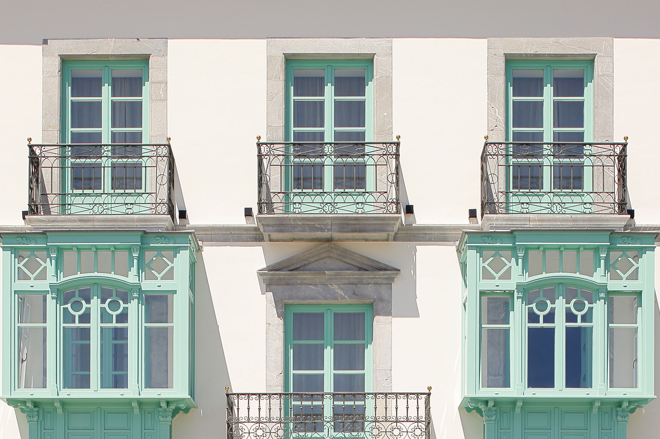 La Colonia de Muros, main façade facing the square, with its bay windows